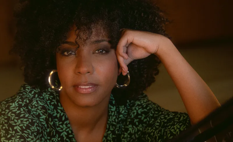 Mujer de raza negra mira a cámara