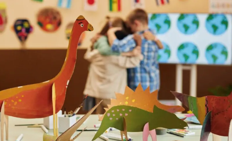 Recortables con figuras de dinosaurios con niños de fondo