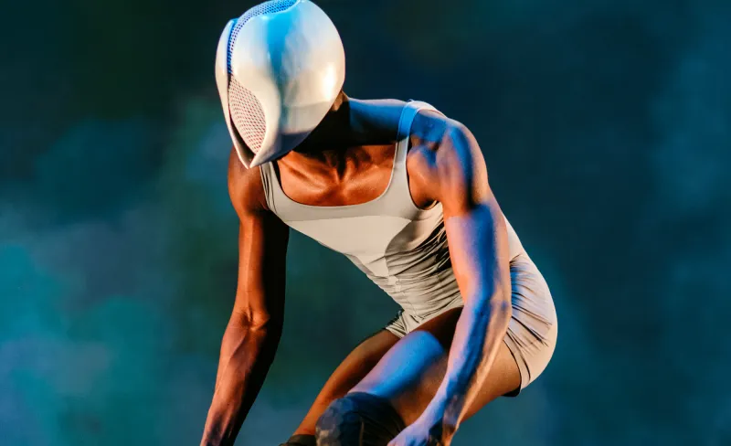 Figura humana con máscara futurista