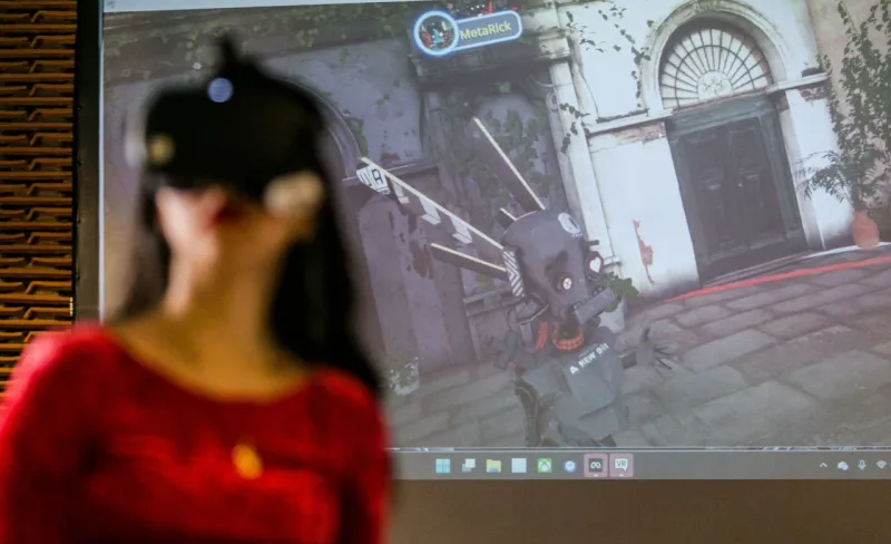 mujer en priner plano con gafas de realidad virtual y una pantalla de fondo