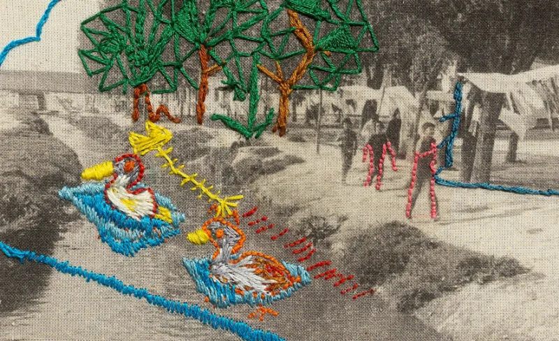 Ilustración boradada que representa un río, pájaros y personas paseando por su ribera