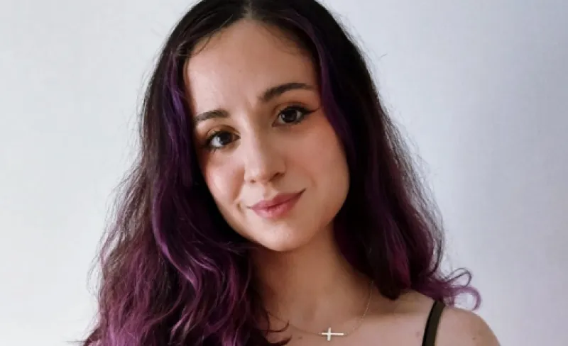 chica joven sujeta una pila de libros en las manos