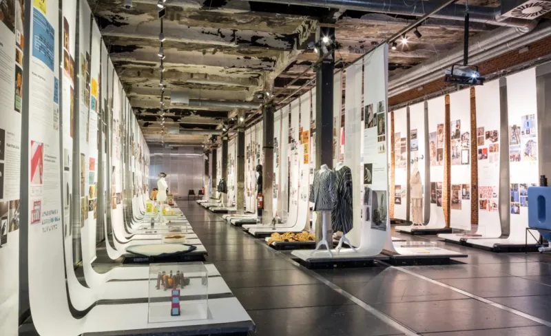 Galería con obras y trajes expuestos