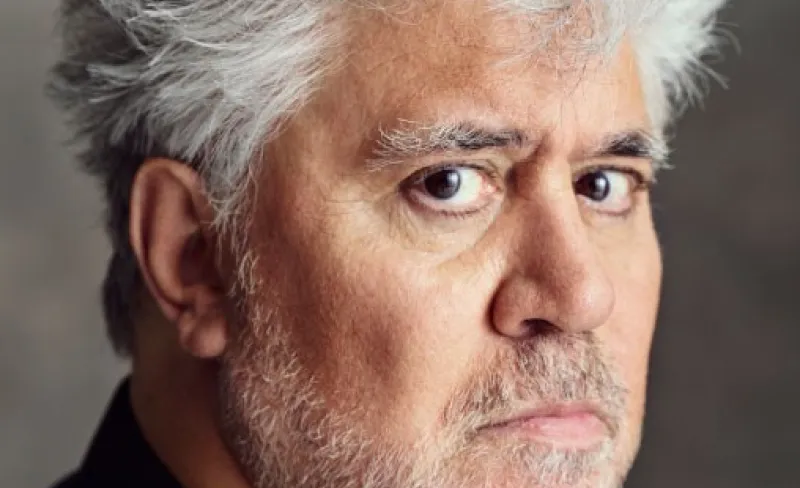Retrato fotográfico del director de cine Pedro Almodóvar