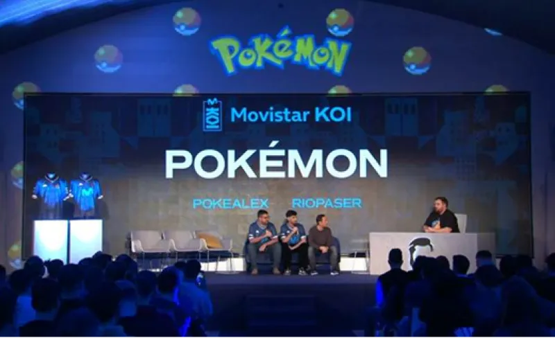 Ponentes hablan sobre un escenario con una pantalla de fondo con el texto Pokemon