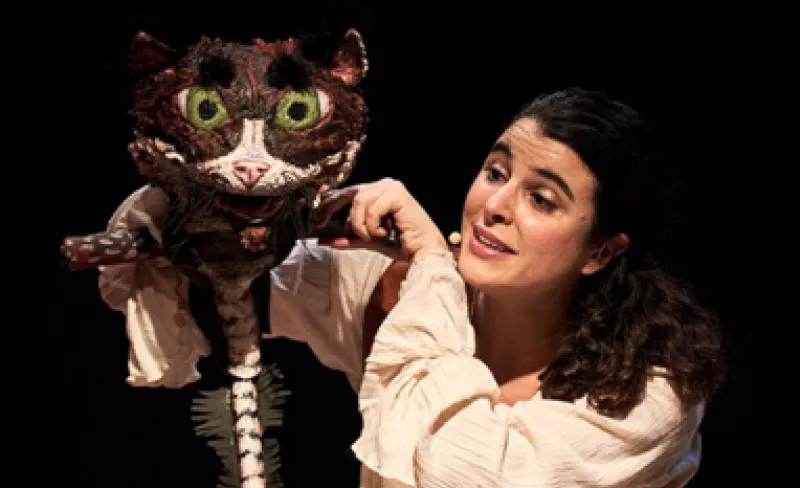 Una chica maneja una marioneta de un gato