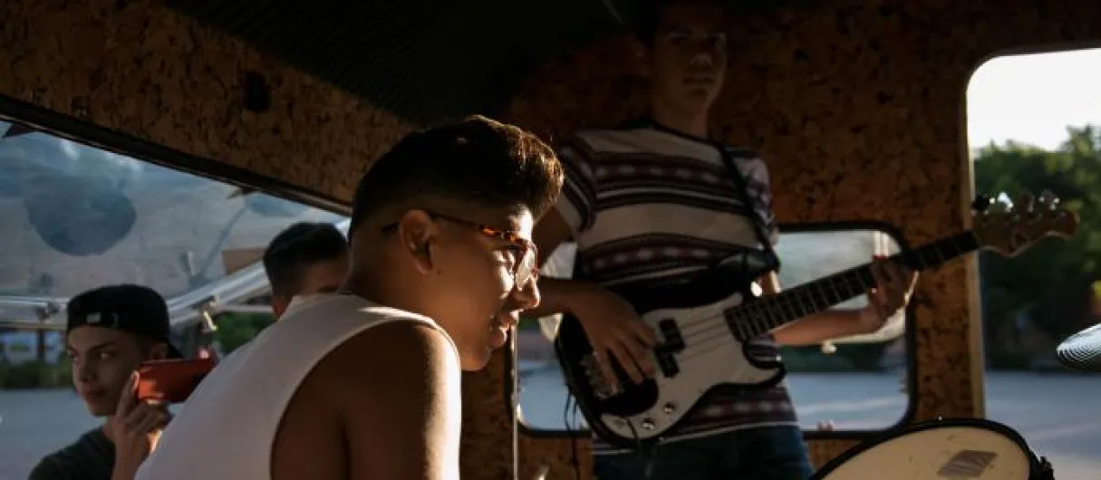 *Imagen: PROYECTO OVNI / LA C.O.S.A (2018) de Chico Trópico en la Plaza del Pueblo del barrio de Orcasur (Distrito de Usera), comisariado por Buque Bólido (Toña Medina y Christian Fernández Mirón) para el programa Mirador Usera de Intermediae Matadero, en colaboración con la Junta Municipal de Usera. Foto de Lukasz Michalak.