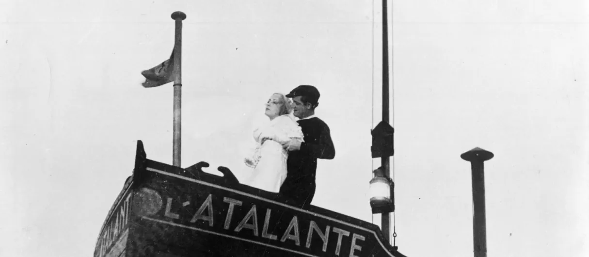 fotograma en blanco y negroUna pareja de mujer y hombre se abraza en la proa de un barco