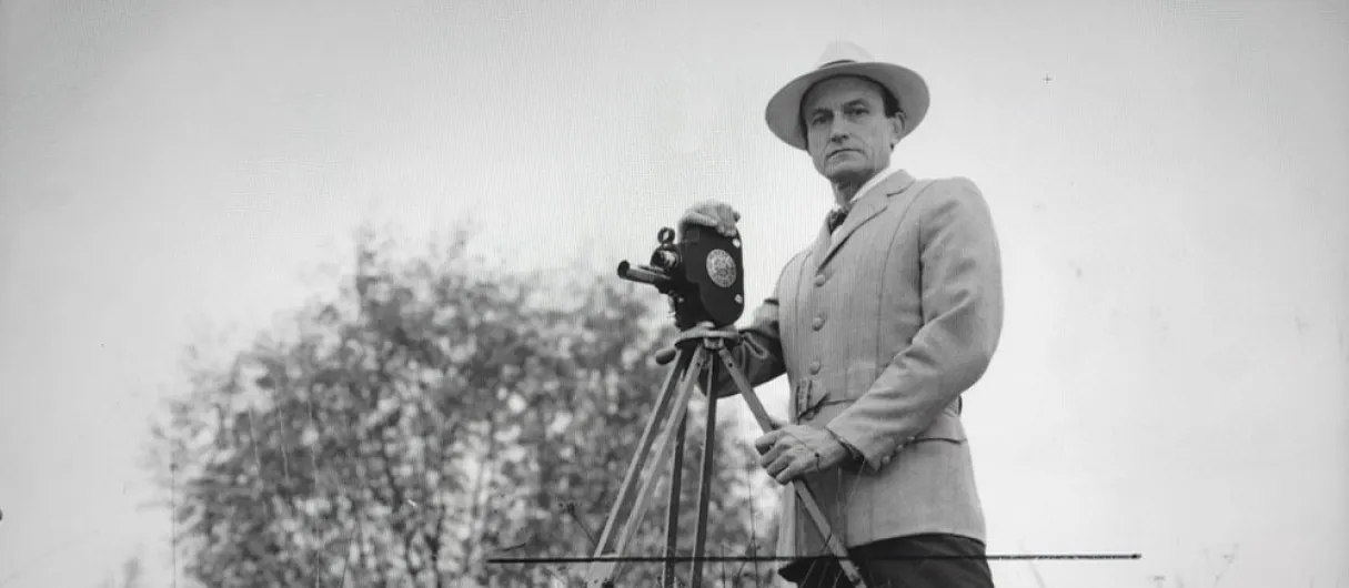 Director de cine rodando en el campo