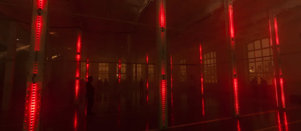 Nave industrial con columnas iluminadas en rojo