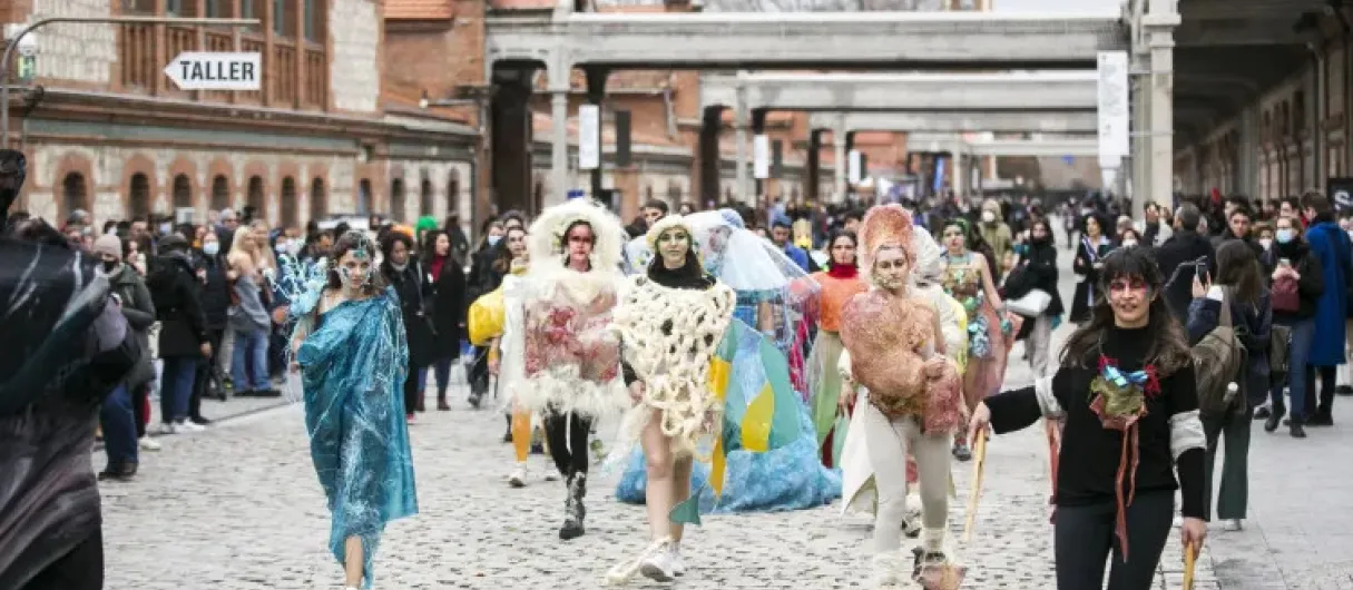 Gente disfrazada desfila por Matadero Madrid