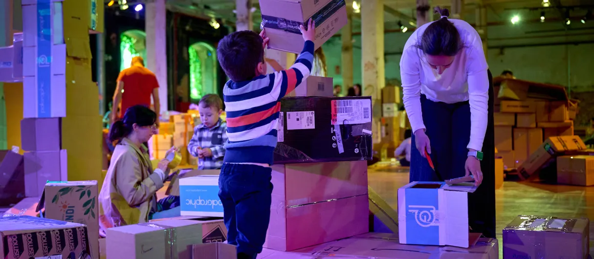 Niño juega con cajas de cartón