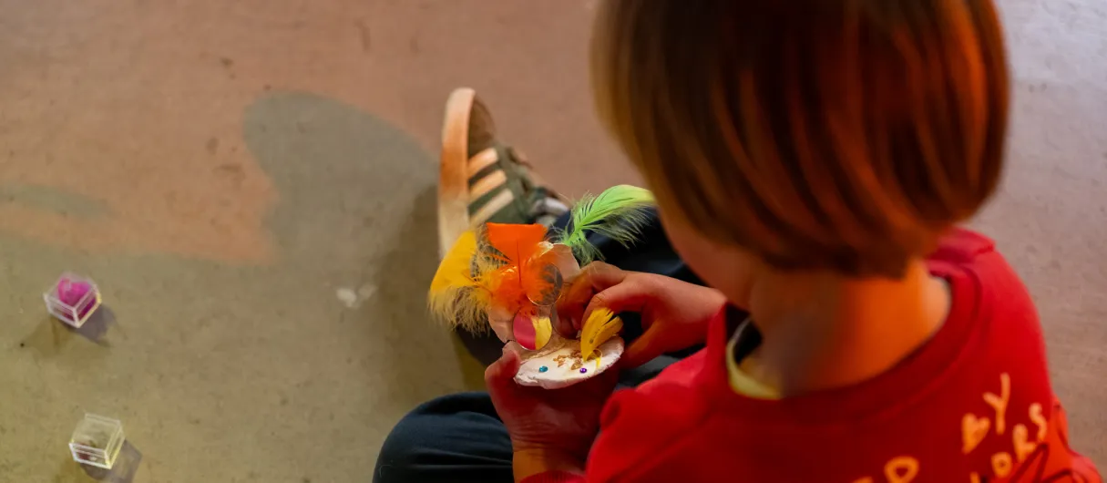 niña juega con objetos en la mano
