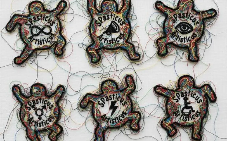 Seis figuras humanas hechas con hilo