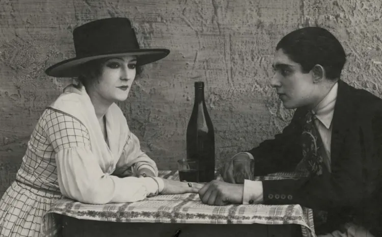 Una pareja comparte una botella de vino en una mesa de restaurante