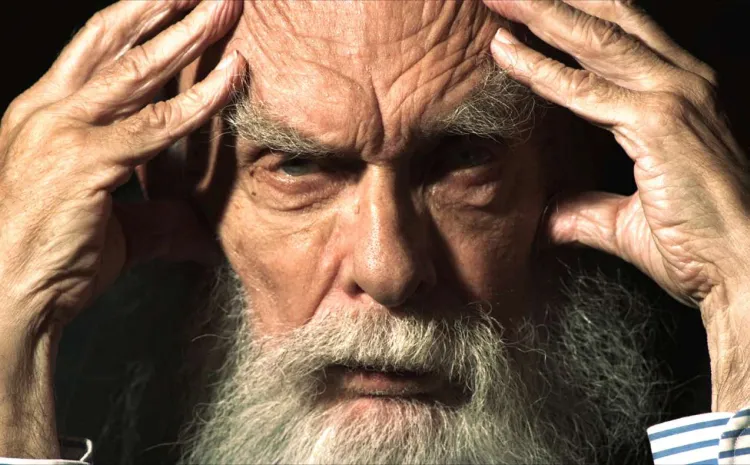 Anciano con los dedos en las sienes