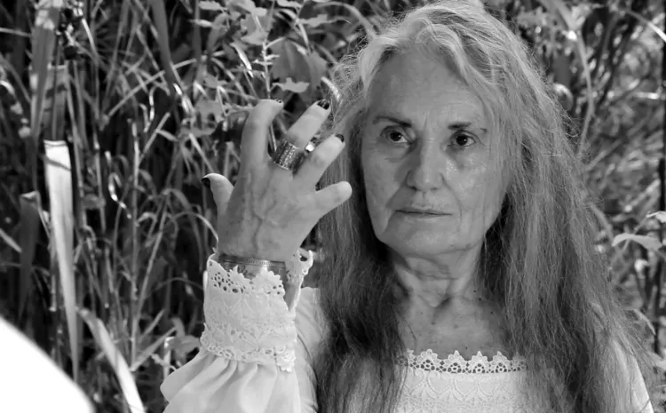 Anciana mira una manzana