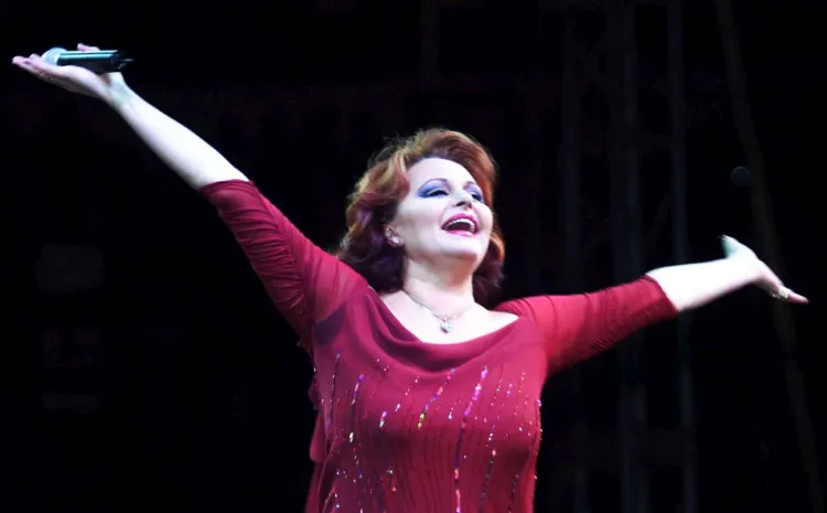 Cantante Rocío Durcal con los brazos abiertos hacia el público