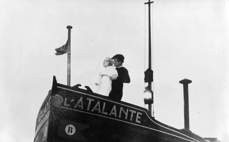 fotograma en blanco y negroUna pareja de mujer y hombre se abraza en la proa de un barco