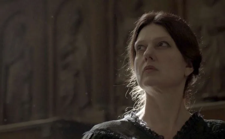 mujer mira fuera de campo