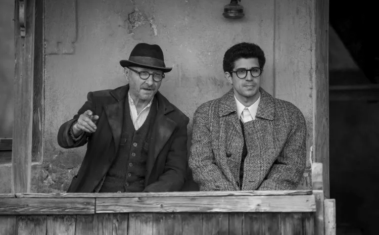 Dos hombres sentados en blanco y negro