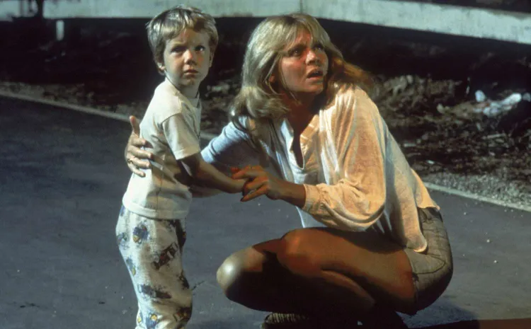 Madre e hijo pequeño asustados en una carretera