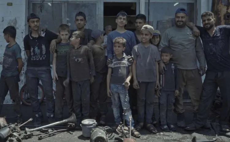 Grupo de niños posan a cámara