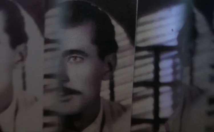 FRAGMETNOS DE UNA FOTO DE UN HOMBRE CON BIGOTE