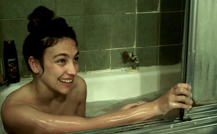 Chica sonríe en la bañera