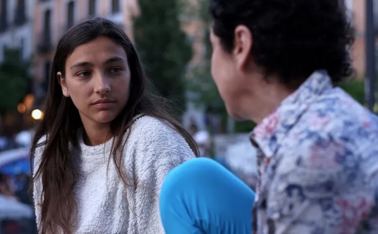 Una jóven habla con una mujer