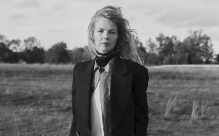 Foto en blanco y negro de mujer en un campo