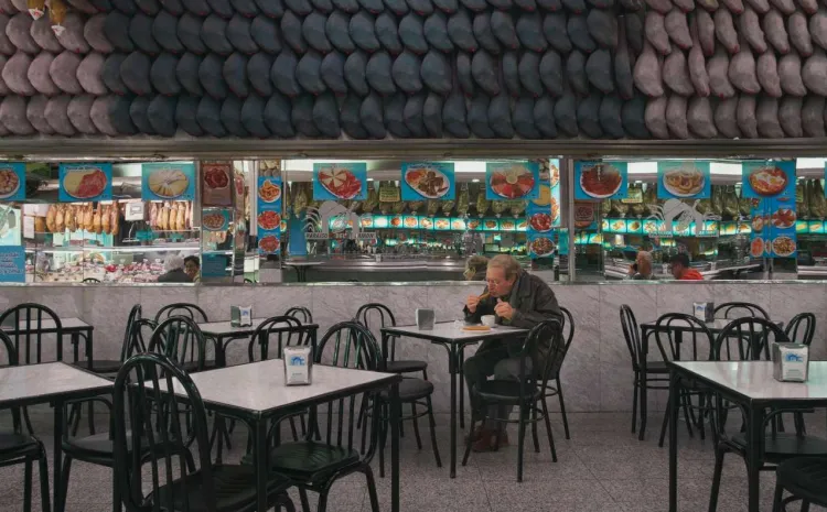 Señor comiendo churros en cafetería de Madrid