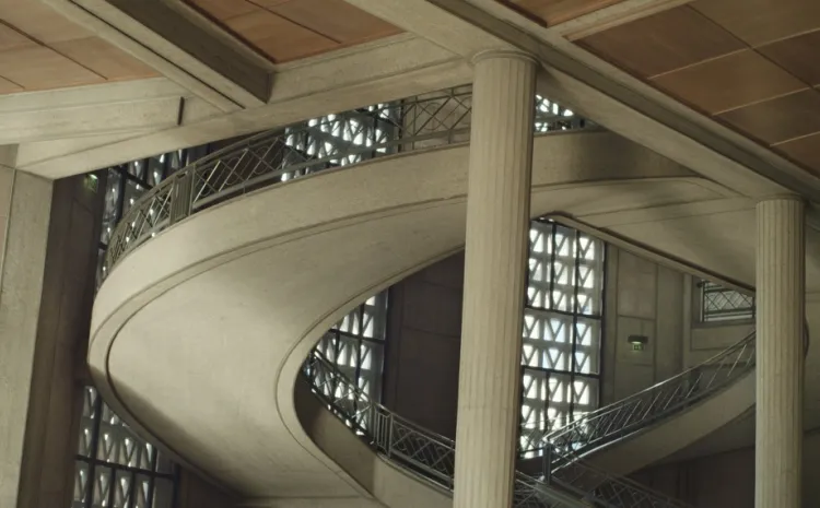 Escalera de caracol en edificio