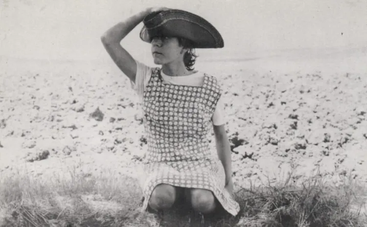 Niña se sujeta un sombrero de pirata