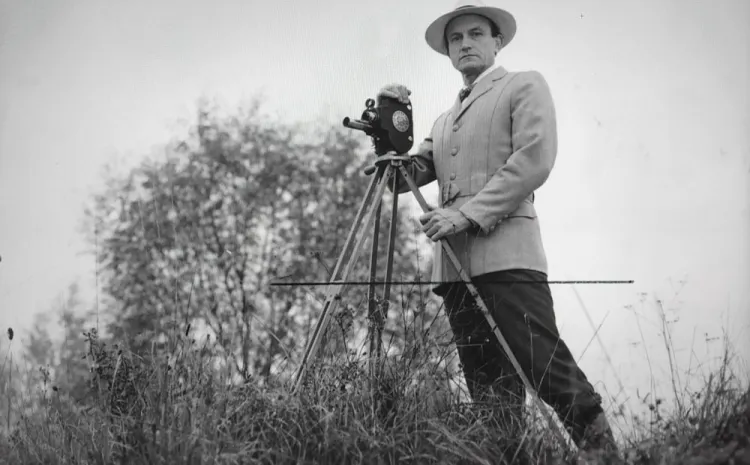 Director de cine rodando en el campo