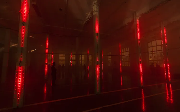 Nave industrial con columnas iluminadas en rojo