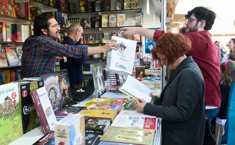 Gente comprando comics en una caseta