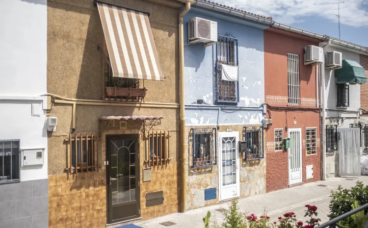 Fachadas de viviendas de barrio