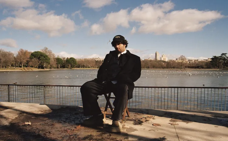 Chico sentado en una silla al lado de un estanque