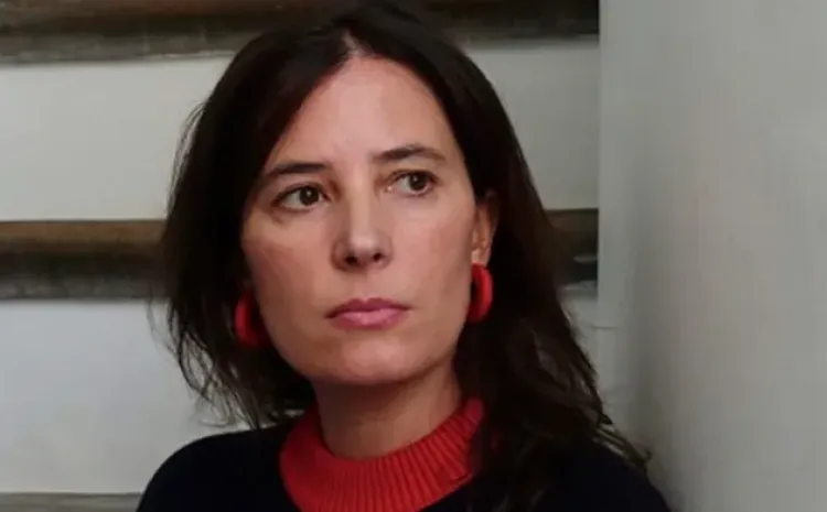 Rostro de mujer con pendientes rojos