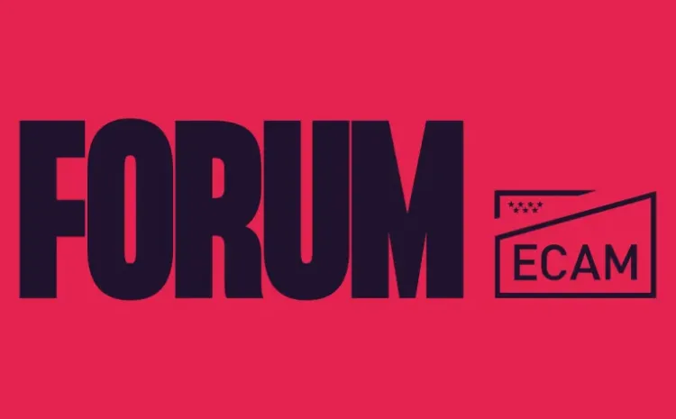 Letras FORUM y logotipo ECAM sobre fondo rojo