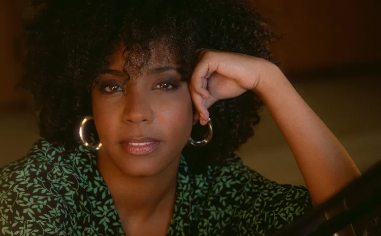 Mujer de raza negra mira a cámara