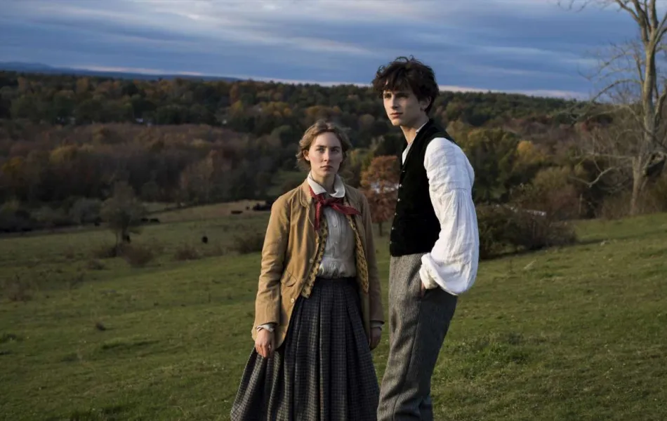 Una pareja vestida de época en el campo