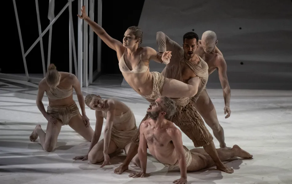 Cuerpo de baile en un momento de la actuación