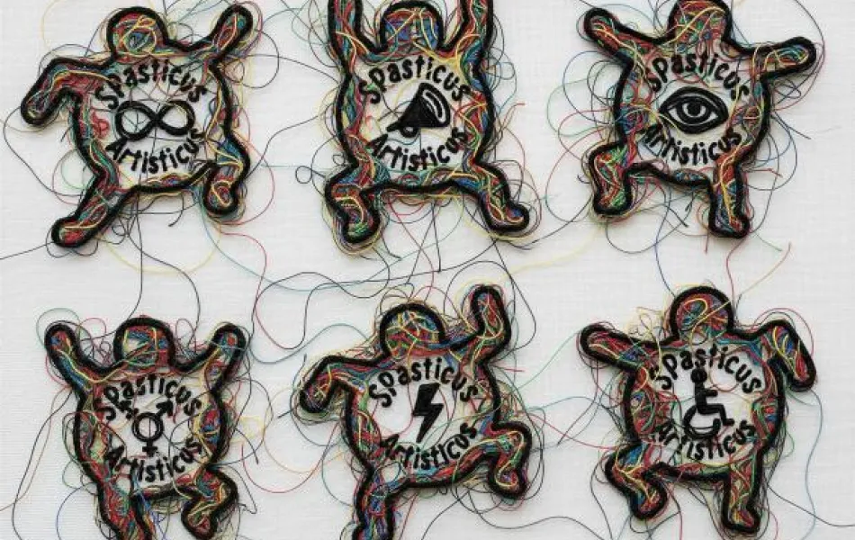 Seis figuras humanas hechas con hilo