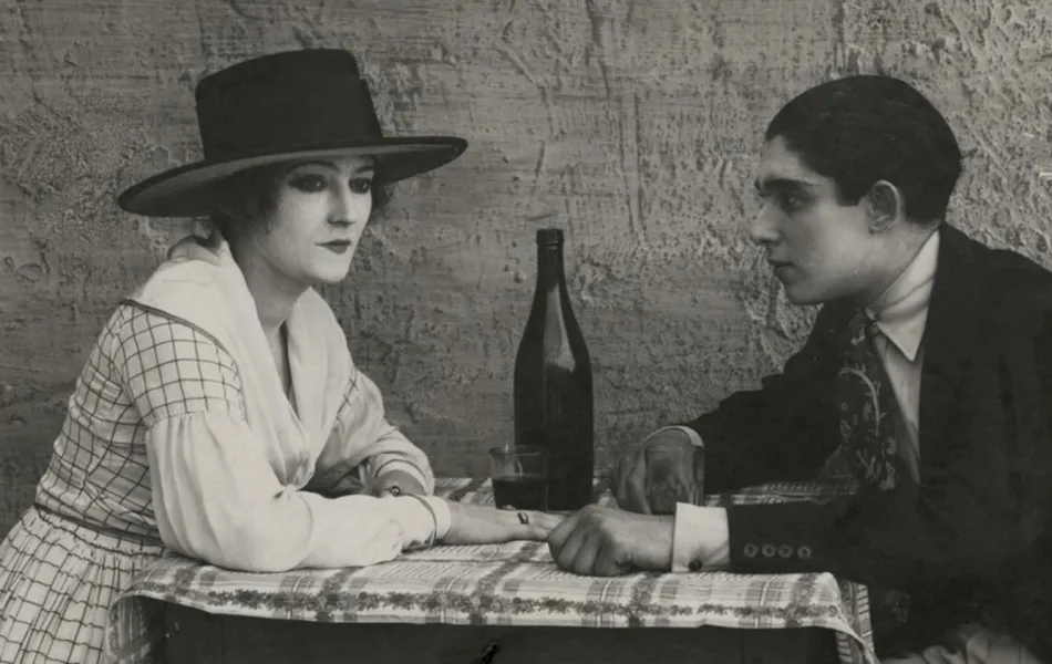 Una pareja comparte una botella de vino en una mesa de restaurante