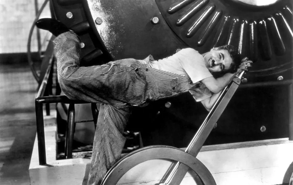 Un hombre feliz activa una palanca en una fábrica