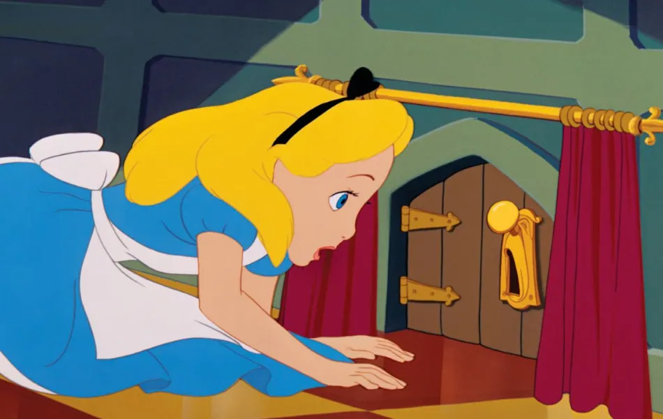 Niña rubia mira una puerta en miniatura