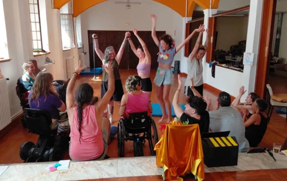 Chicas bailando alegres