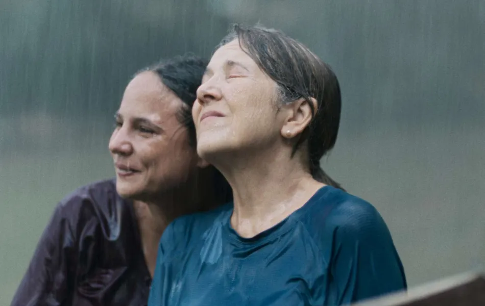 Dos mujeres bajo la lluvia